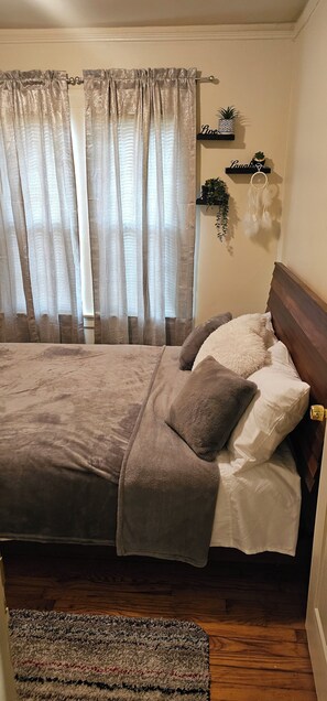 3 bedrooms, iron/ironing board, free WiFi, bed sheets - A Grand Stay is a charming three bedroom home in a very rich Historical District (Detroit)