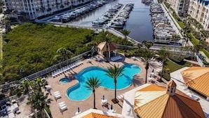 Ein Resort mit großem Schwimmbad, mehreren Bootsstegen und Blick auf das Wasser.