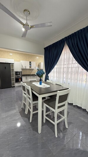 Dining - Chic 2-bedroom apartment with WiFi, AC in vibrant Accra,spintex (Accra)