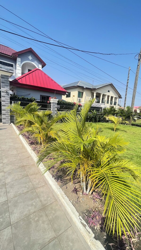 Property grounds - Chic 2-bedroom apartment with WiFi, AC in vibrant Accra,spintex (Accra)
