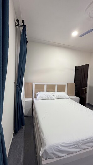 2 habitaciones, tabla de planchar con plancha, wifi y ropa de cama 