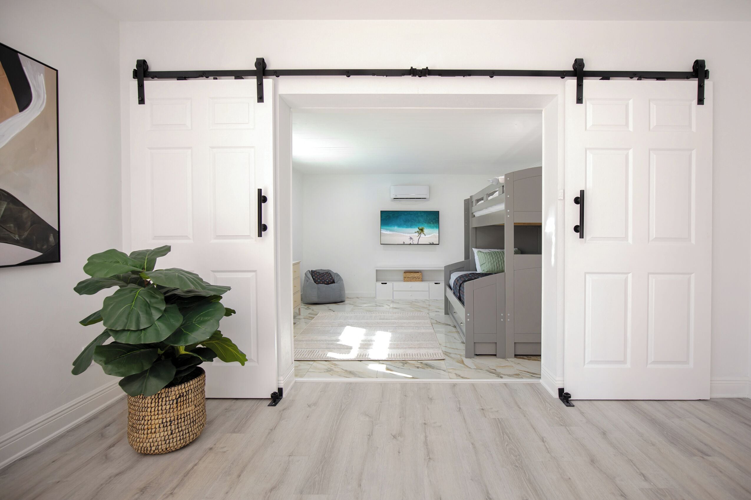 4 habitaciones, tabla de planchar con plancha, wifi y ropa de cama 