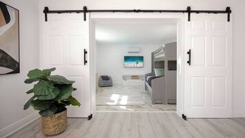 4 habitaciones, tabla de planchar con plancha, wifi y ropa de cama