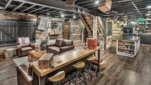 Ein rustikales Interieur mit einer Holztheke, Ledersitzmöbeln und einer Treppe.