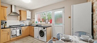 Welcoming 3 Bed house Sleeps 6, with Parking