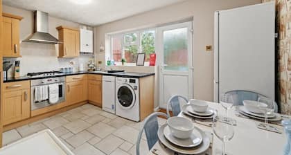 Welcoming 3 Bed house Sleeps 6, with Parking