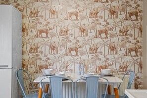 Dining - Welcoming 3 Bed house Sleeps 6, with Parking (West Northamptonshire)