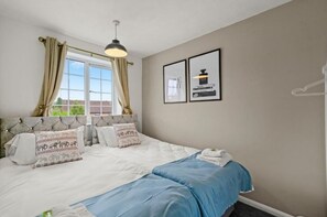 3 bedrooms, iron/ironing board, WiFi, bed sheets - Welcoming 3 Bed house Sleeps 6, with Parking (West Northamptonshire)