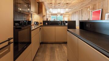 Jääkaappi, mikroaaltouuni, uuni, astianpesukone