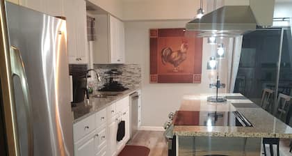 Valley Creek Place, A Charming 3-bedroom home with a Creek view & Wi-Fi
