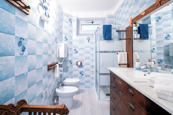 Dusche, Haartrockner, Bidet, Handtücher