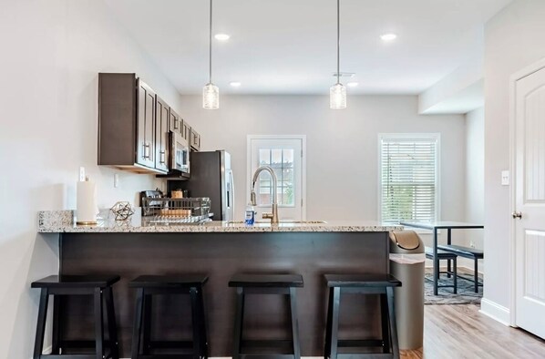 Micro-ondes, four, plaque de cuisson, lave-vaisselle