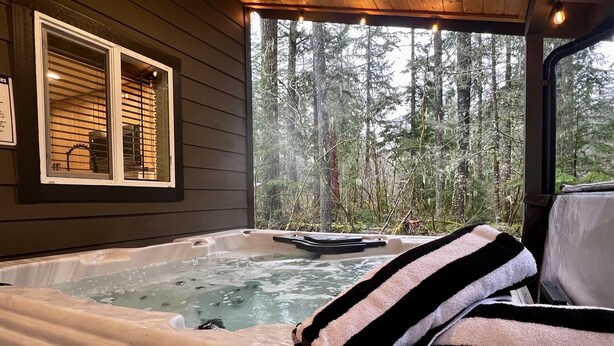 Een hottub met uitzicht op een bos.