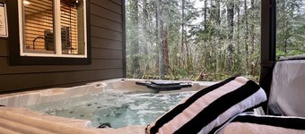 Mt Rainier Getaway | Hot Tub, Fire Pit, EV