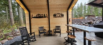 New! Cozy Cabin w/Smokeless Firepit, EV & Spa!