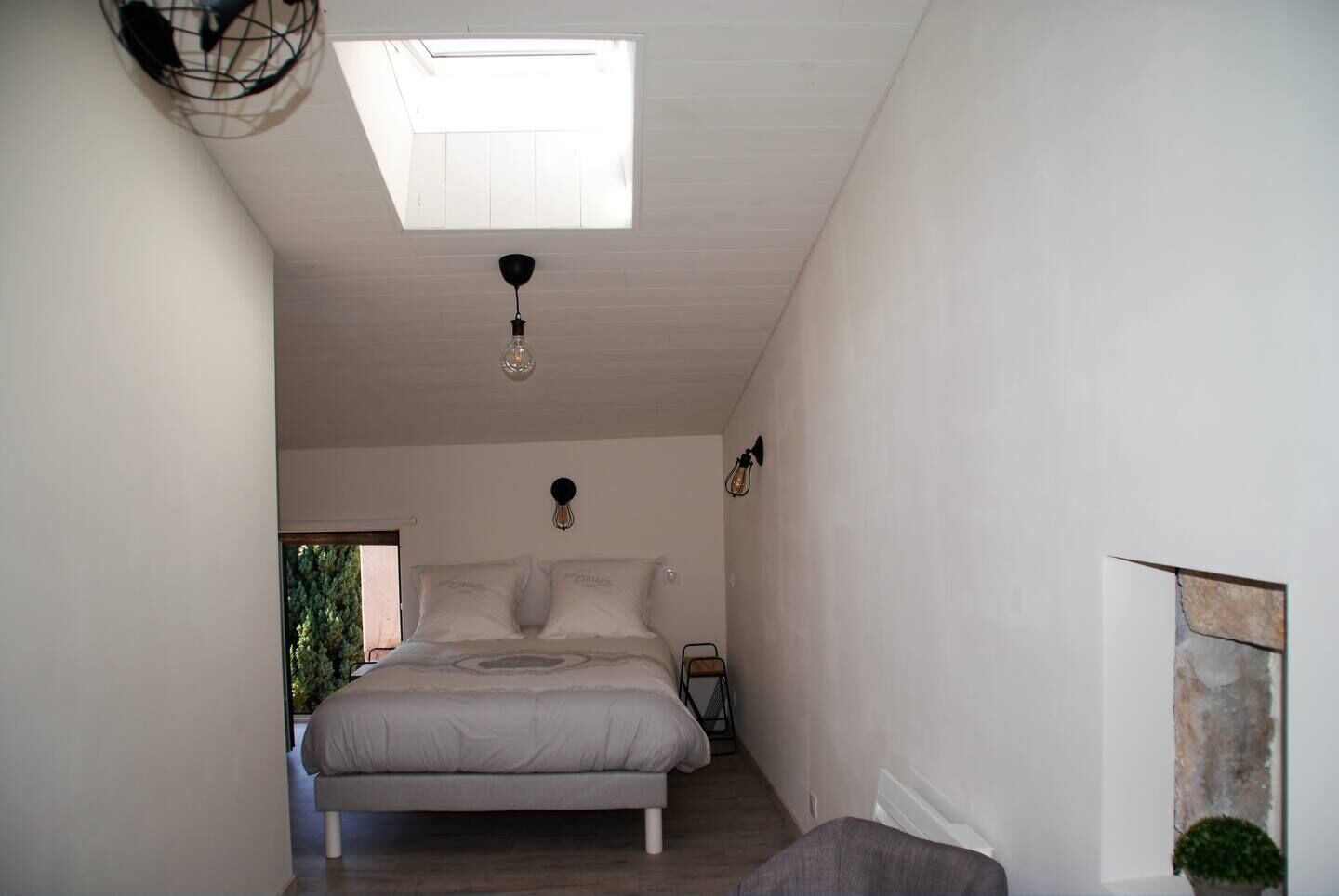 1 habitación, tabla de planchar con plancha, cuna de viaje y wifi 