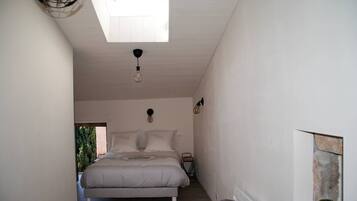 1 habitación, tabla de planchar con plancha, cuna de viaje y wifi