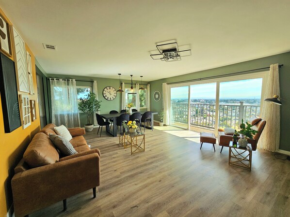 Living area - Ideally located, easy access, & stunning city views! with king size bed. (Alhambra)