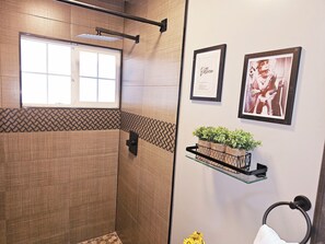 Shower, hair dryer, towels, toilet paper - Ideally located, easy access, & stunning city views! with king size bed. (Alhambra)