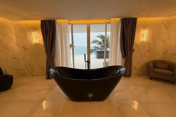 Suite studio exclusive, non-fumeur, vue sur l’océan | Salle de bain | Douche, séchoir à cheveux, peignoirs, bidet