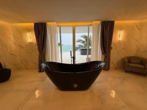 Exclusive Studio Suite, Non Smoking, Ocean View | Bathroom