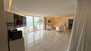 Exclusive Studio Suite, Non Smoking, Ocean View | Living area