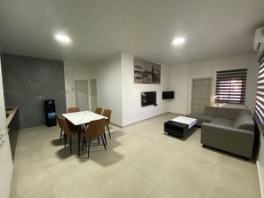 Apartamento superior | Zona de estar | Una televisión de pantalla plana