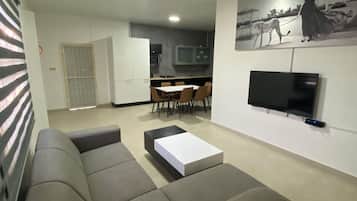 Apartamento superior | Zona de estar | Una televisión de pantalla plana