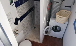 Douche, sĂšche-cheveux, serviettes fournies, savon