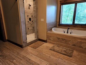 Hair dryer, towels, soap, shampoo - Private and spacious 6 bedroom high end house in beautiful Victor, Sleeps 16! (Victor)