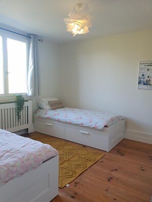 4 bedrooms, iron/ironing board, WiFi, bed sheets