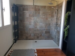 Shower, hair dryer, towels, soap - Beautifully  light and spacious 4 bedroomed villa with inground pool (Jumilhac le grand)