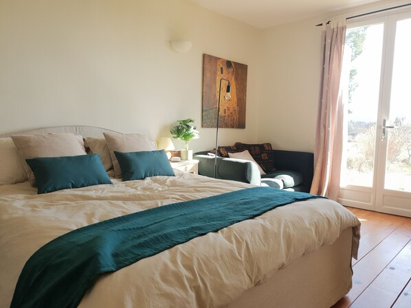 4 bedrooms, iron/ironing board, WiFi, bed sheets