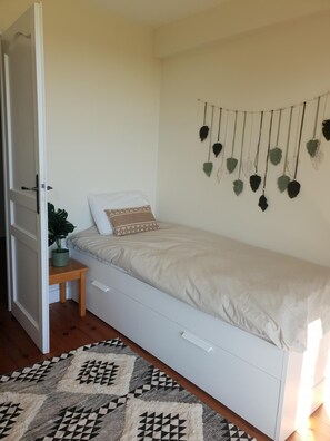 4 bedrooms, iron/ironing board, WiFi, bed sheets
