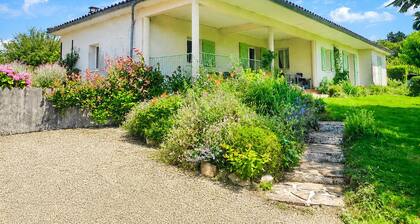 Beautifully light and spacious 4 bedroomed villa with inground pool
