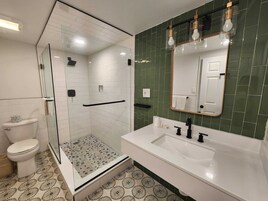 Double Bed | Bathroom | Towels, soap, shampoo, toilet paper