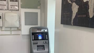 ATM/layanan bank di properti