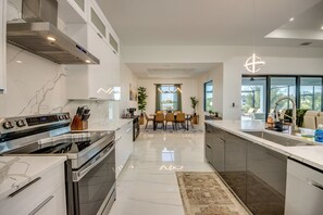 Fridge, oven, stovetop, dishwasher