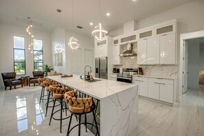 Fridge, oven, stovetop, dishwasher