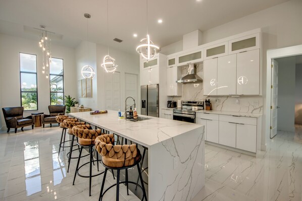 Jääkaappi, uuni, liesi, astianpesukone