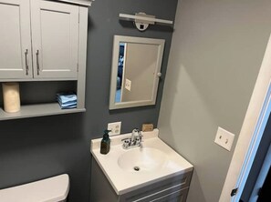 Een douche, een haardroger, handdoeken, zeep