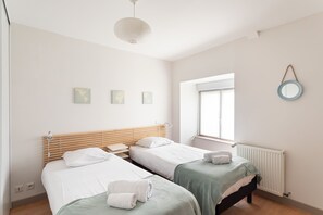 4 bedrooms, iron/ironing board, free WiFi, bed sheets