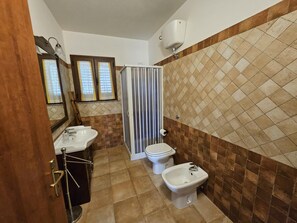 Douche, sèche-cheveux, bidet, serviettes fournies