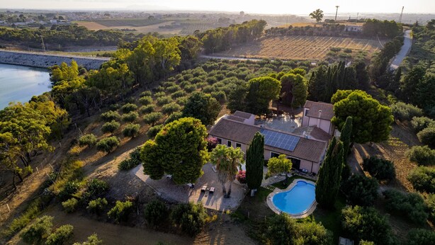An aerial view of a property with a swimming pool, solar panels, and a large house surrounded by trees and fields. - Villa Bella Vista - Paceco (Paceco)