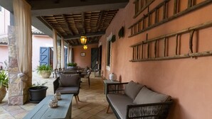 A cozy outdoor seating area with a wooden table, chairs, and a sofa. - Villa Bella Vista - Paceco (Paceco)