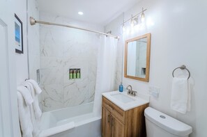 Regadera, amenidades de baño ecológicas, secadora de cabello, toallas 