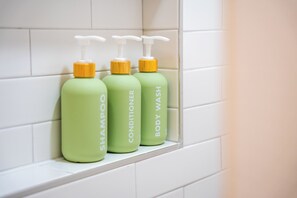 Regadera, amenidades de baño ecológicas, secadora de cabello, toallas 