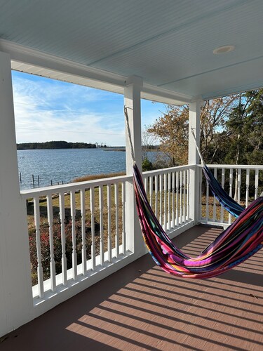 Harbor Master-Waterfront 3 bedroom home with endless pool pickleball fenced yard