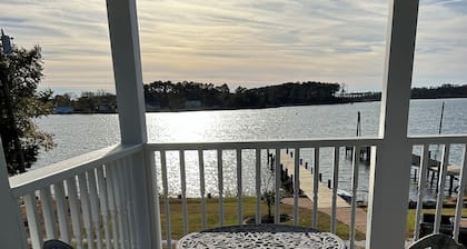 Harbor Master-Waterfront 3 bedroom home with endless pool pickleball fenced yard