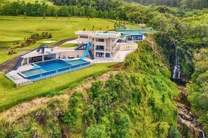 6 bedrooms - Waterfalling Estate in Ninole (Ninole)